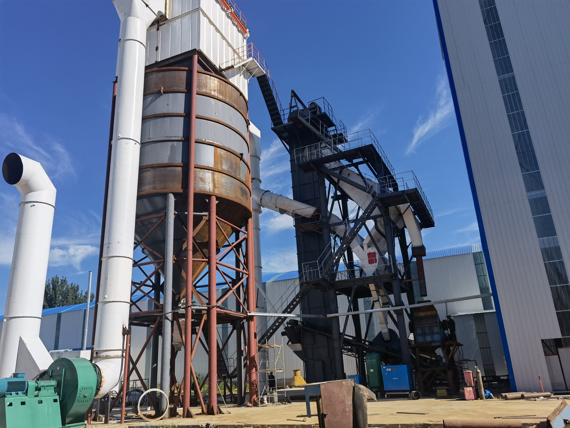 投資石灰石制砂生產(chǎn)線如何選擇設(shè)備？制砂樓怎么樣？